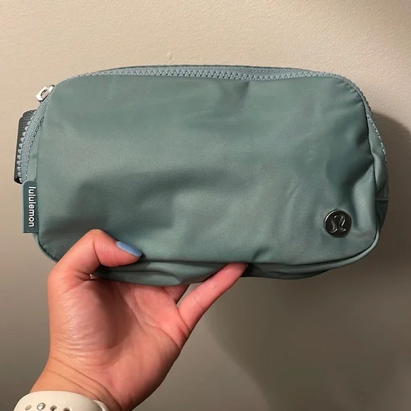 NWT Everywhere Belt Bag in Tidewater Teal [lululemon athletica] - Picture 2 of 3